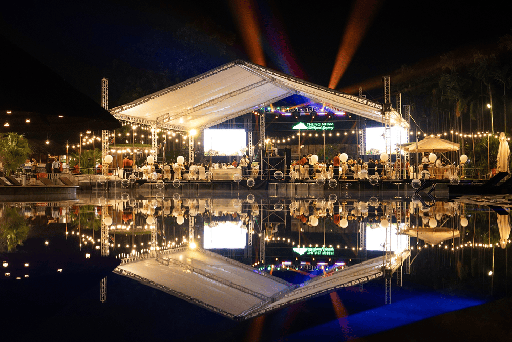 Du kh&aacute;ch c&oacute; thể đắm say với kh&ocirc;ng gian mở, thi&ecirc;n nhi&ecirc;n h&agrave;i h&ograve;a, &acirc;m thanh, &aacute;nh s&aacute;ng hiện đại (Nguồn: Fanpage Thung Nham Resort - Restaurant)